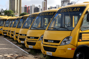 A presidenta Dilma Rousseff disse que o governo federal vai comprar ainda este ano 2,6 mil ônibus escolares a serem distribuídos em mais de 4 mil municípios em todo o país. 